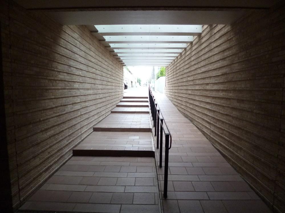 Entrance. Common areas