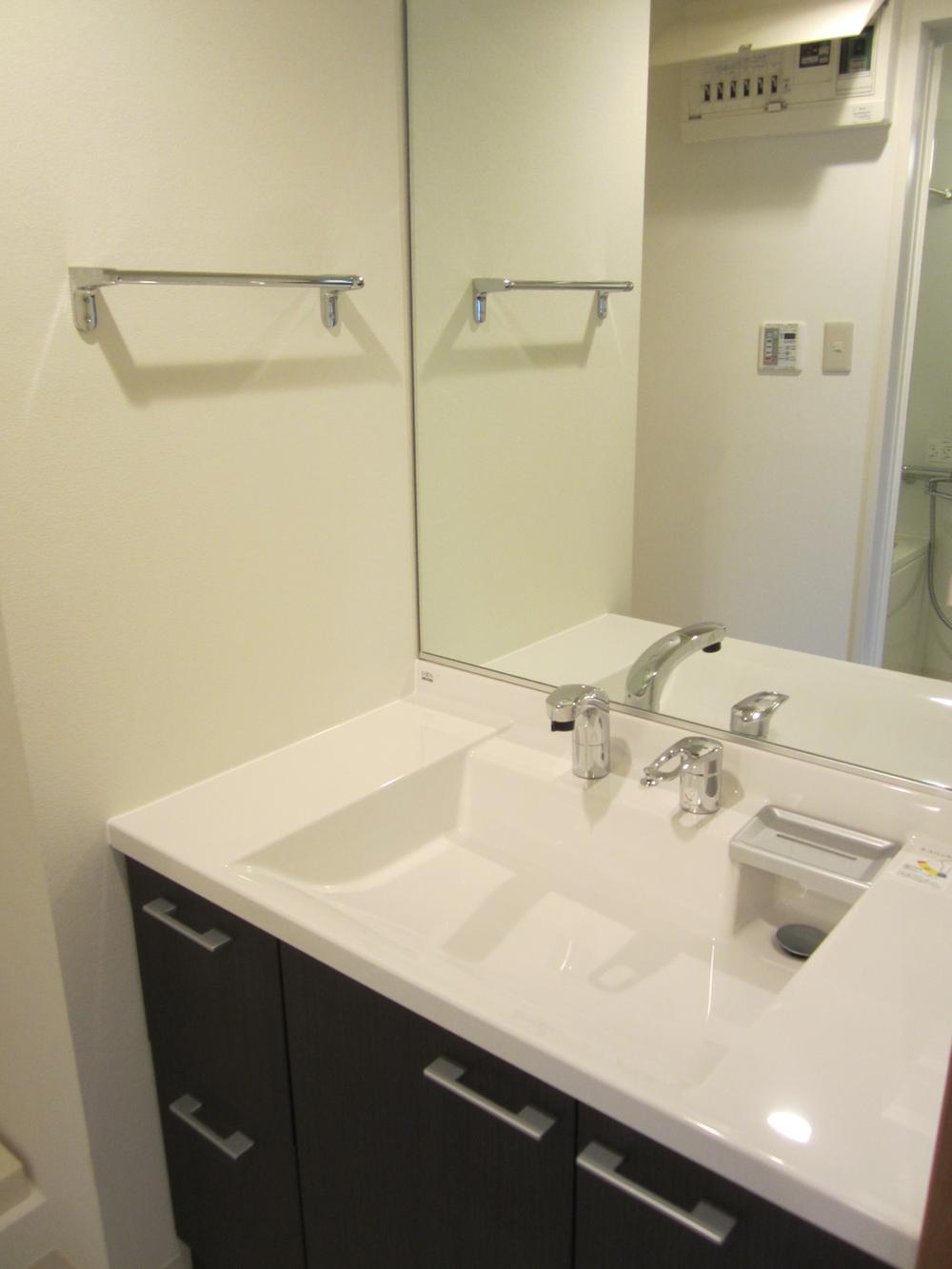 Wash basin, toilet. Indoor (11 May 2013) Shooting