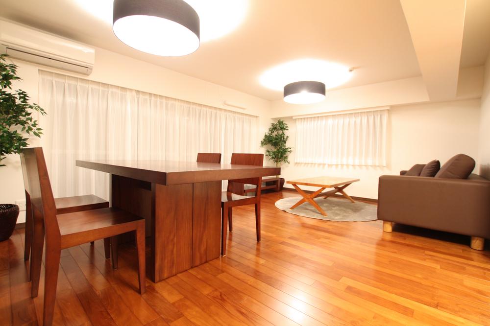 Living. 5 is a ground floor corner room three-sided lighting of the bright rooms.