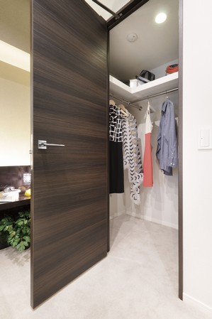 Directions to the model room (a word from the person in charge)