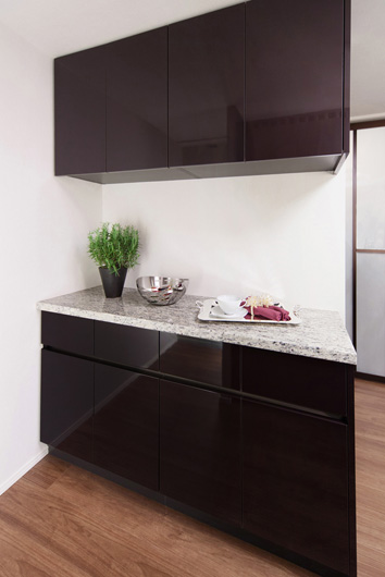 Kitchen.  [Cupboard] The top and bottom of the granite counter that can be used as a consumer electronics yard at the installation of the electrical outlet, Installing the storage. A cupboard that is in harmony with the kitchen of the interior have been standard equipment.