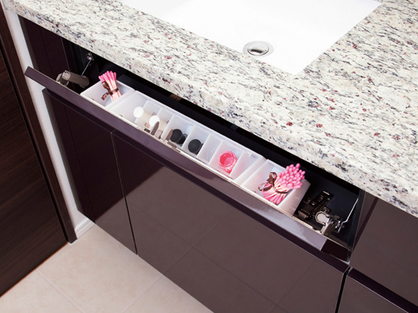 Bathing-wash room.  [Basin mom pocket] Easier to tidy up a small make-up supplies, etc., For easy access, It has established the pocket storage for small items to get dressed and make more convenient.
