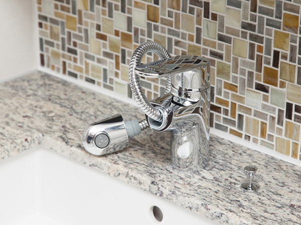 Bathing-wash room.  [Basin faucet] Faucet basin room, Good usability depending on the application, It has adopted a faucet that can be drawn nozzles that come in handy to clean the bowl.