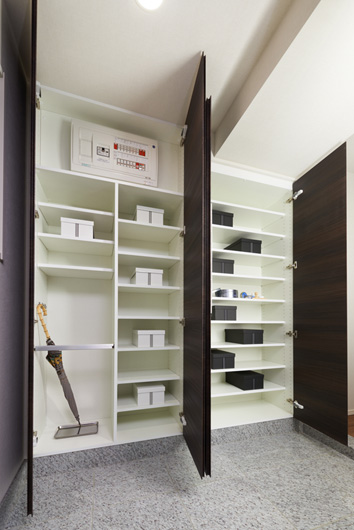 Receipt.  [Shoe box] Shoes kind of course, Thor type of shoe box shelves to fit and clean even length thing of boots, etc. Since the movable, The Tobiraura has established an umbrella hook.