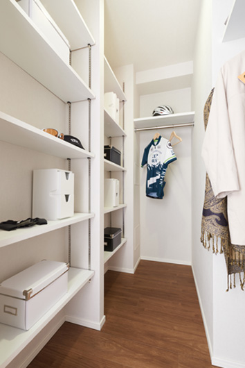 Receipt.  [Storeroom] Convenient large closet for storage, etc. of large luggage and seasonal. You can firmly stock the commodities to increase each time to live.