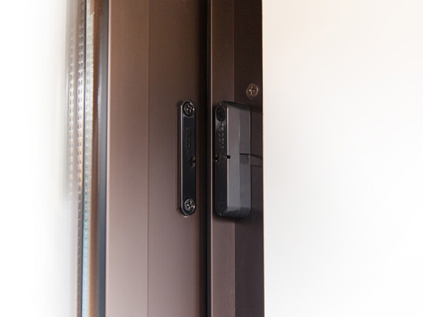 Security.  [Opening and closing sensor] Established the opening and closing sensor at the entrance door and windows (except for the FIX). For the opening and closing operation at the time of setting, An alarm sounds, Control room ・ Automatically reported to the security company.
