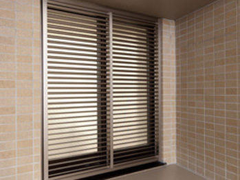 Security.  [Movable louver surface lattice] To open the corridor side of the window, While maintaining the privacy ventilation, etc. We have established a moving surface lattice that can be performed.  ※ Except FIX window