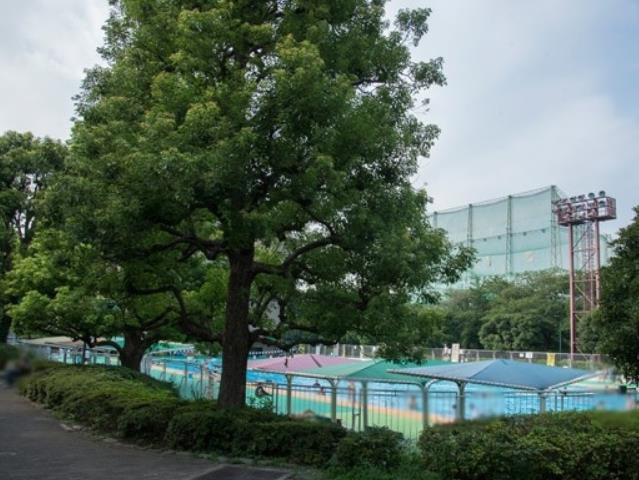 park. 847m to Meguro Kumin Center park