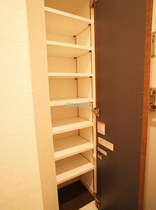 Receipt. Entrance, Shoe box