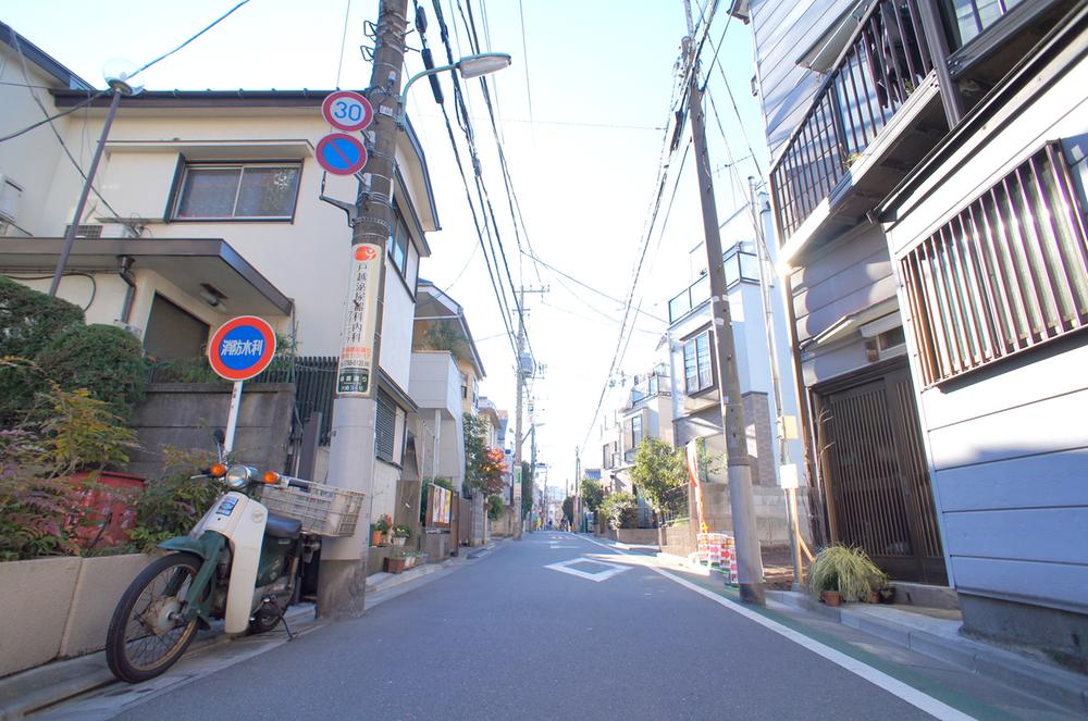 Local photos, including front road. Local (11 May 2013) Shooting