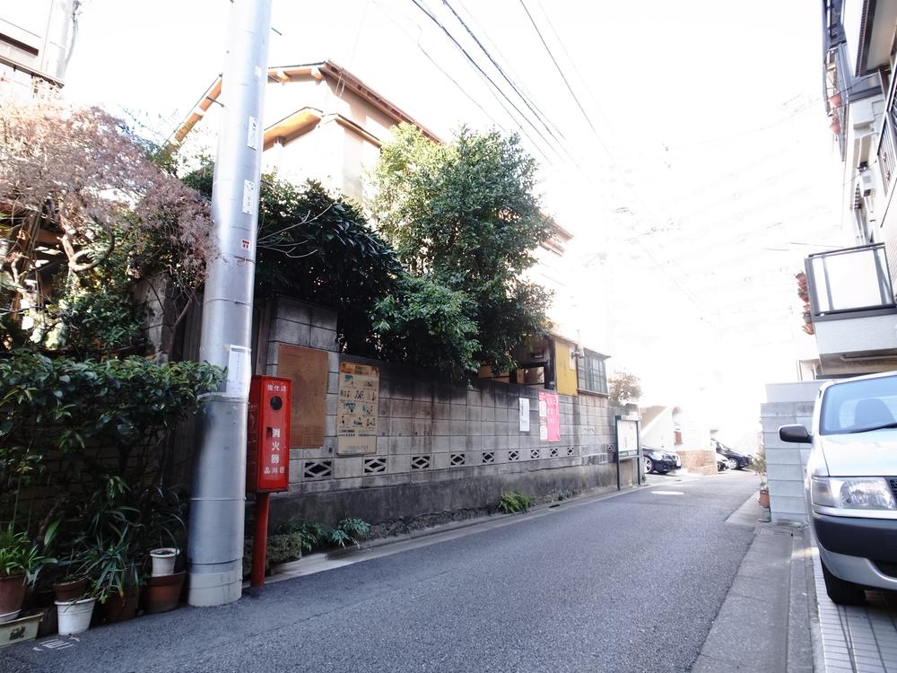 Local photos, including front road. On the east side road passage for big vehicles is also available