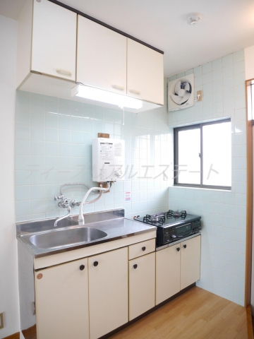 Kitchen. Gas stove is a new