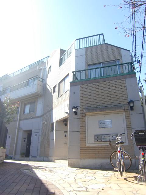 Local appearance photo. Nestled in a quiet residential area, Stylish Western-style town house.