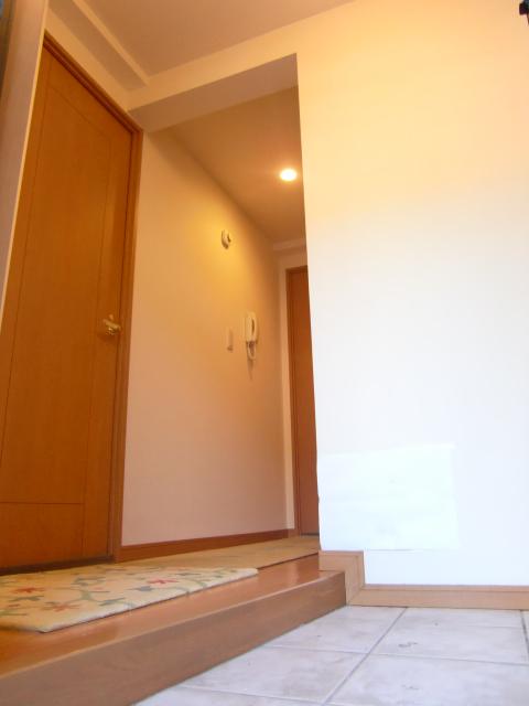 Entrance. Also enter the bicycle, Spacious entrance. With automatic lighting, Shoes-in closet can also be plenty of storage.
