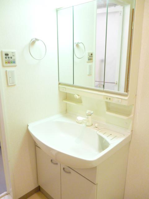 Wash basin, toilet. Shower nozzle