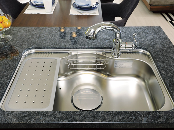 Kitchen.  [Wide sink (silent) / Water purifier integrated mixing faucet] Large dish or pot even whole washable wide sink, Quiet specification to keep the I sound water. Water purifier integrated mixed water plugs, Built-in faucet integrated water purifier that can be used in cooking with confidence the beautiful water. Since the hose is pulled out, Water is a convenient hand shower faucet that reach every corner.