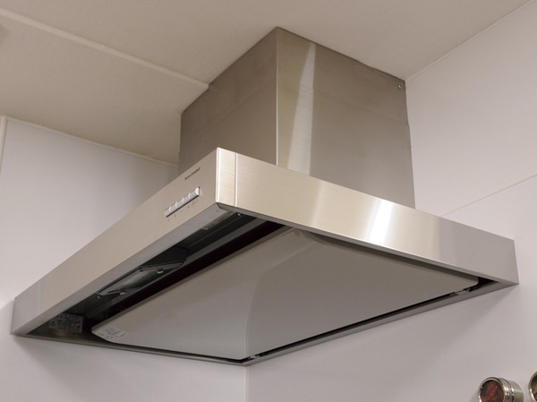 Kitchen.  [Range food] Adopting the current plate with the type to increase the intake performance. Occur in cooking, Smoke and smell is efficient ventilation.