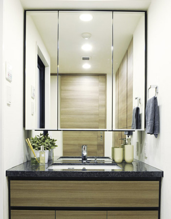 Bathing-wash room.  [Powder Room] The back of the three-sided mirror, Installing the storage space. Convenient and basin around you Katazuki neat storage of cosmetics and vanity.