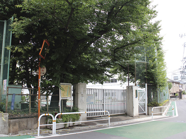 Surrounding environment. Ward Samehama elementary school (about 320m, 4-minute walk)