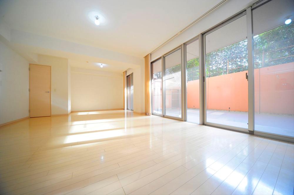 Living. About 20 Pledge of living space. You can comfortably spend.