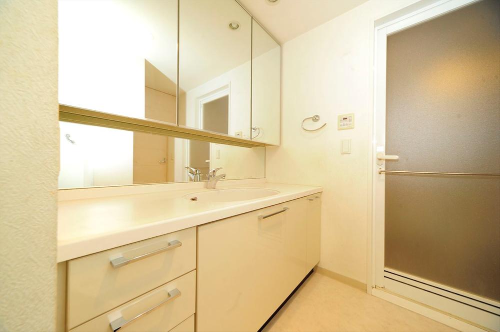 Wash basin, toilet. It is a wash basin of a large three-sided mirror adoption.