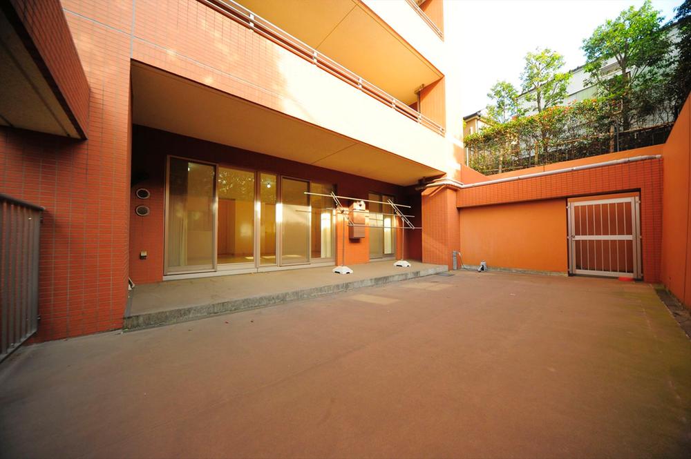 Garden. The elegant temporary on the terrace space.