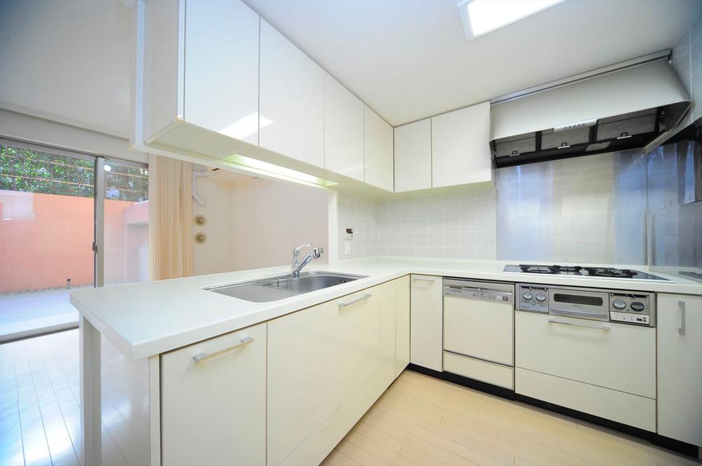 Kitchen. Adopt a user-friendly L-shaped kitchen. You can also cook while watching the spacious space and your family.
