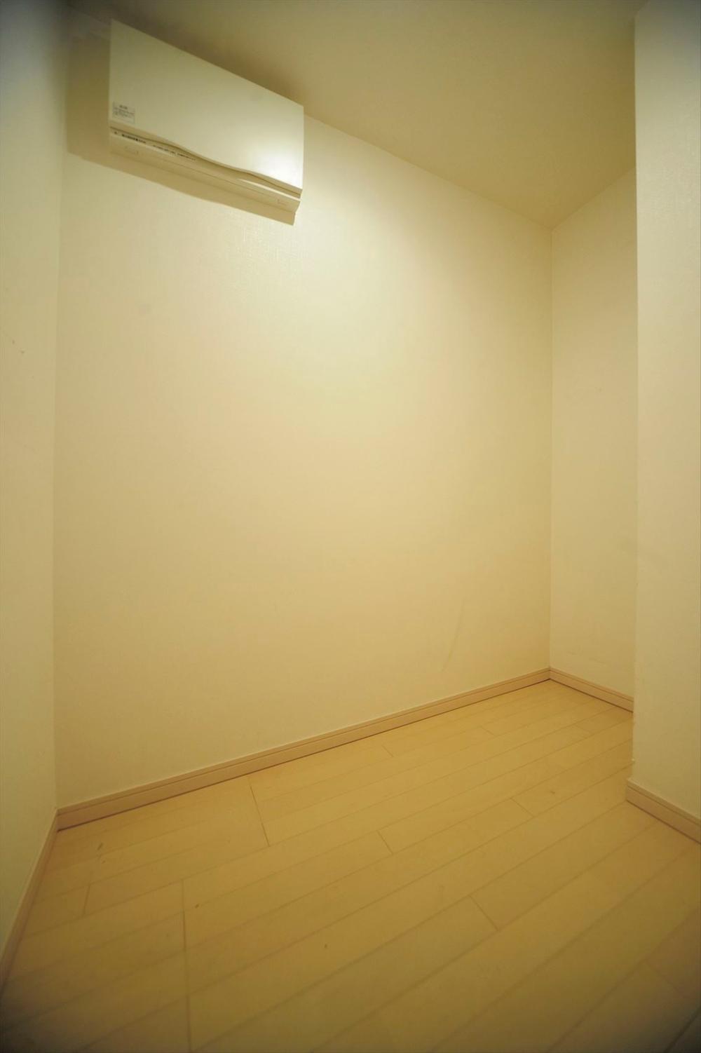 Receipt. Also clean the room by securing a large closet space.