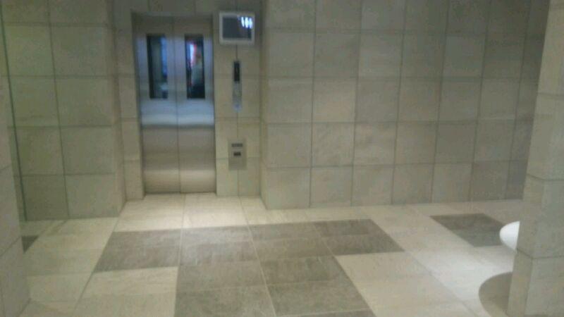 Entrance. The first floor of the elevator hall is bright and luxurious space!