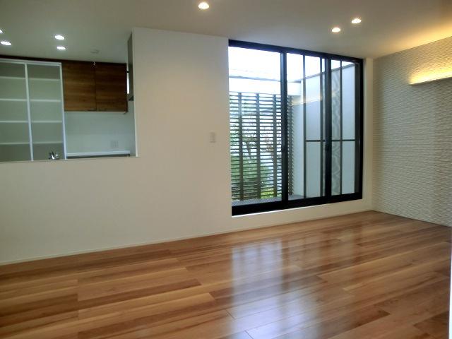 Living. Local (11 May 2013) Shooting