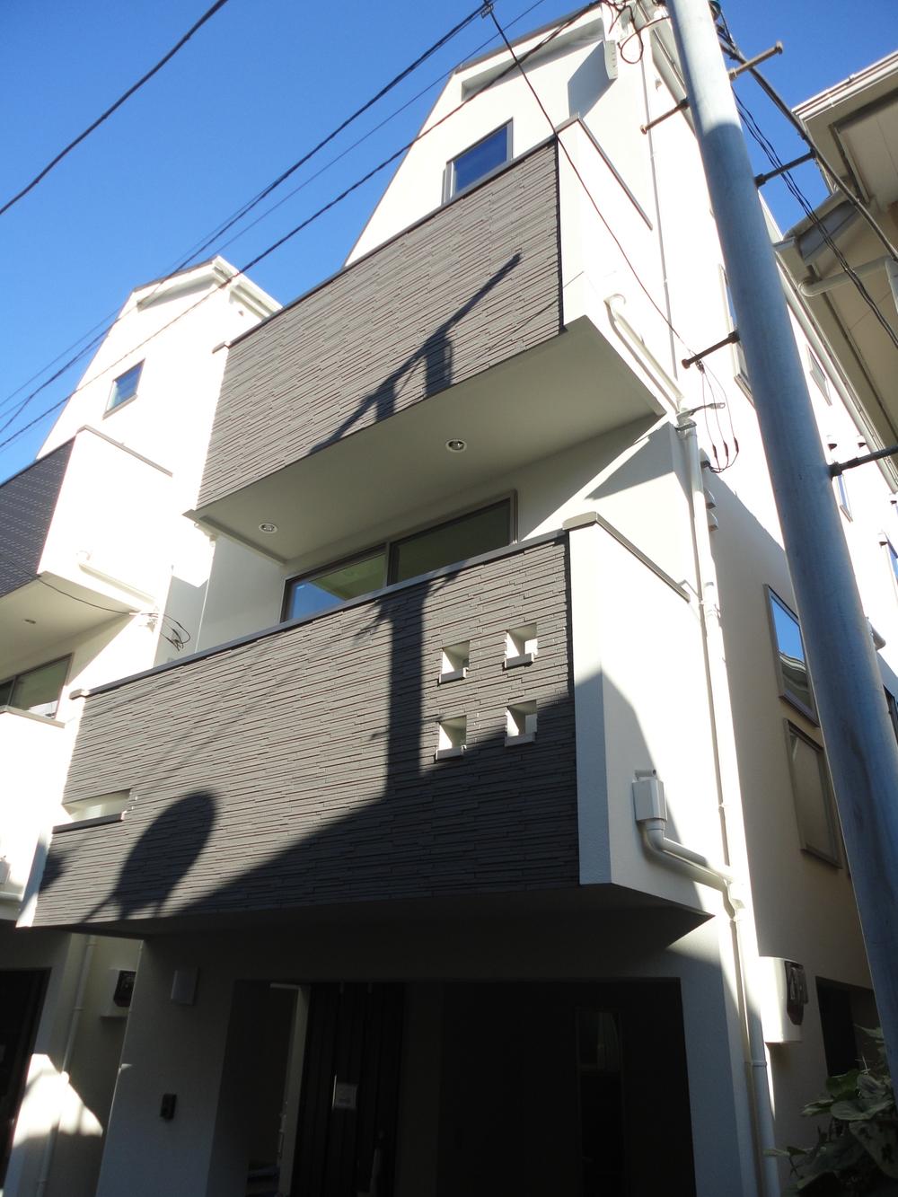 Building plan example (exterior photos). Reference building Same specifications appearance