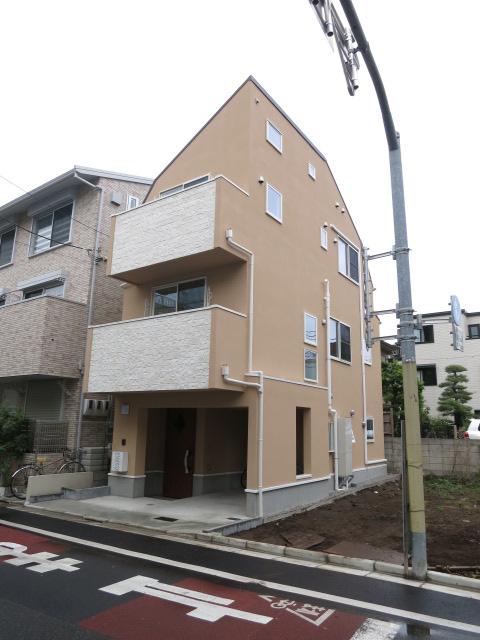 Building plan example (exterior photos). Reference building Same specifications appearance