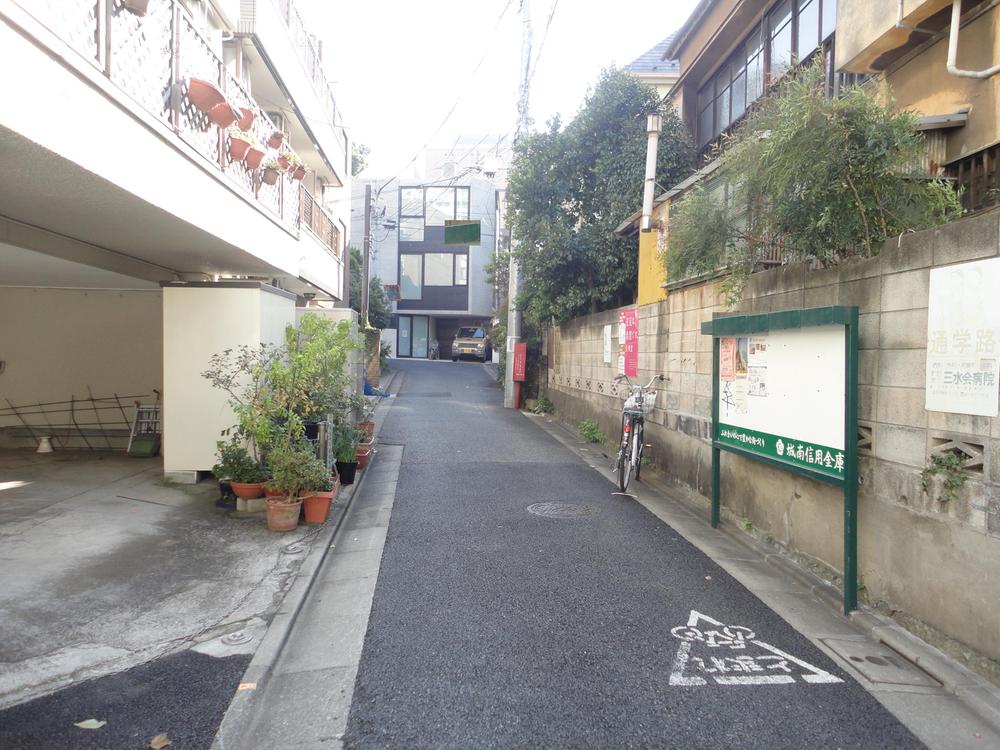 Local photos, including front road. Local (11 May 2013) Shooting