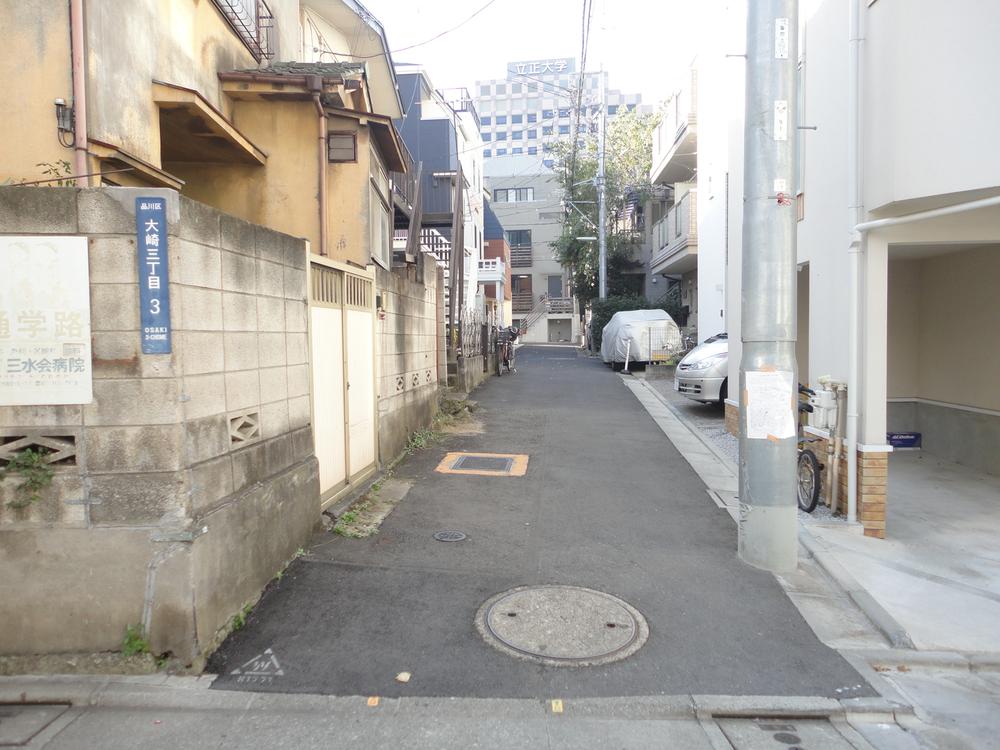 Local photos, including front road. Local (11 May 2013) Shooting