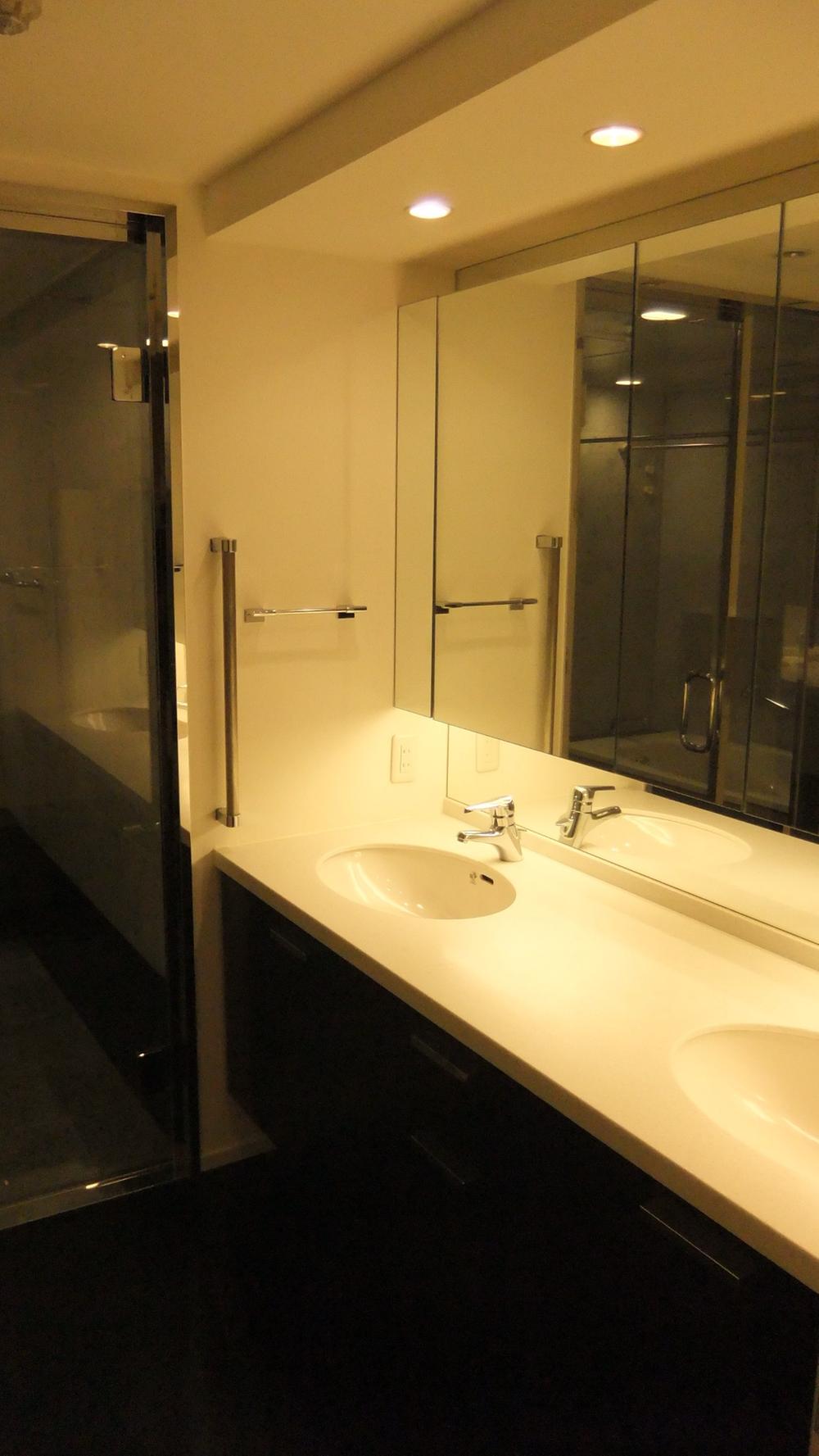 Wash basin, toilet. Wash basin is located two