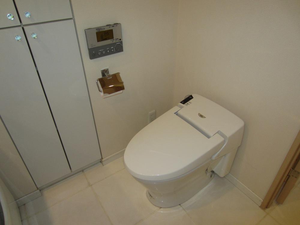 Toilet. Indoor (12 May 2013) Shooting