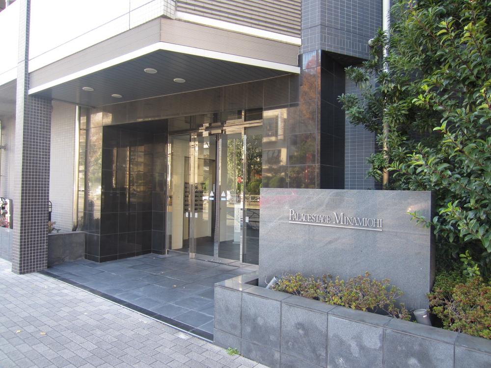 Entrance. Common areas