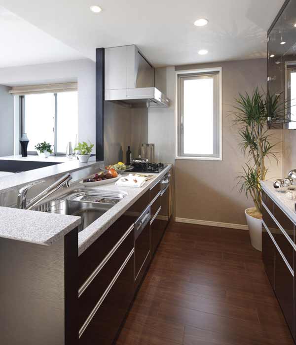 Kitchen.  [Disposer and water purifier integrated mixing faucet adoption of kitchen] The kitchen is standard equipped with a disposer to process the garbage in the kitchen sink (there is also a thing that can not be part of the process). Also, To more accentuate the taste of dishes, Also adopted water purifier that can be used also safe and delicious water forever. Since the faucet and an integral, Sink around also refreshing.  ※ In the apartment gallery, Kitchen facilities can be confirmed. (The room is different from the one of this sale)