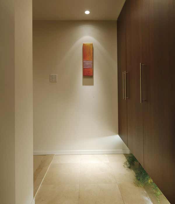 Interior.  [Entrance of elegance drifts natural stone paste] The entrance is the residence of the face, Natural marble tiled was gracefully directed to the floor and stile.  ※ In the apartment gallery, Entrance of the equipment can be confirmed. (The room is different from the one of this sale)