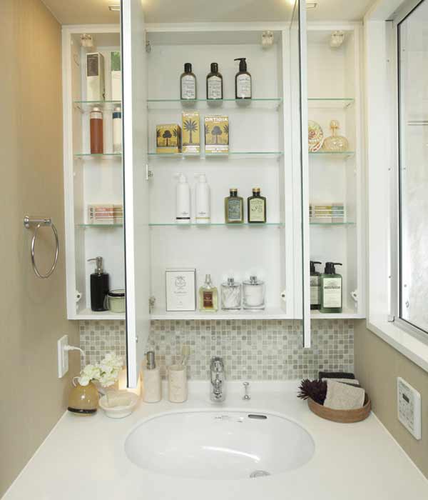 Bathing-wash room.  [Vanity which arranged the three-sided mirror] Vanity is, It has adopted a clean full of artificial marble on the top plate. The front, Set up a three-sided mirror with a storage capacity. Also, The wash room set up incoming ones that can be stored in the towel and accessories, The vanity bottom offers also space to pay clean the health meter.