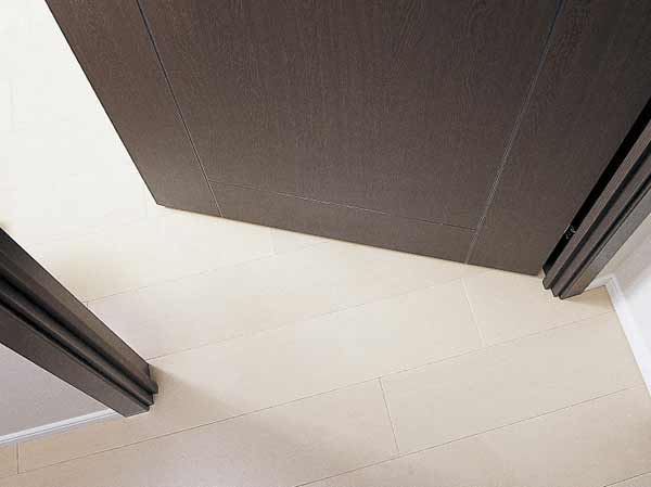 Building structure.  [No floor stepped full-flat floor] Corresponding to a permanent type of apartments basic and is barrier-free, Each room and hallway, In the water around has adopted a full flat floor without steps (entrance Agarikamachi, Except for the bathroom). (Same specifications)