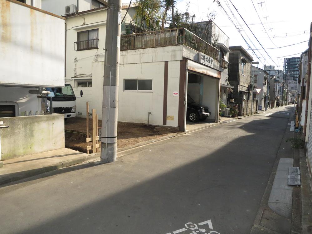 Local photos, including front road. Status of claw up residence in the land