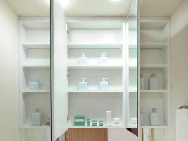 Bathing-wash room.  [Three-sided mirror housing] Three-sided mirror that can change the angle of the mirror freely. The Kagamiura, It has secured a space that can hold small items and cosmetics.