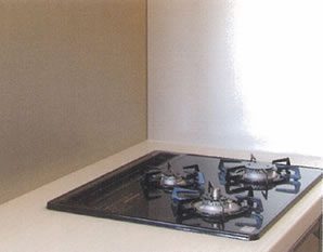 Kitchen.  [Simple stainless steel panel to clean] Set up a beautiful stainless steel panel to the gas stove before the wall. Cleaning is easy in beautiful order also looks, It gives the impression the kitchen with cleanliness.