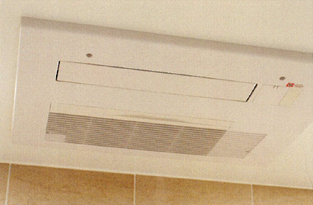 Bathing-wash room.  [Bathroom ventilation dryer to comfortable bath time] heating ・ Standard established a hot-water bathroom ventilation dryer with a cool breeze function. Ya clothes drying on a rainy day, Such as the winter cold season of the pre-heating, And demonstrate a variety of functions.