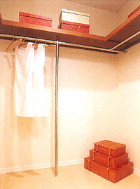 Receipt.  [Walk-in closet with excellent usability] Not only clothing, Small is also put storage capacity. According to the live person personality of, You can use the multi-purpose. (Depending on type)