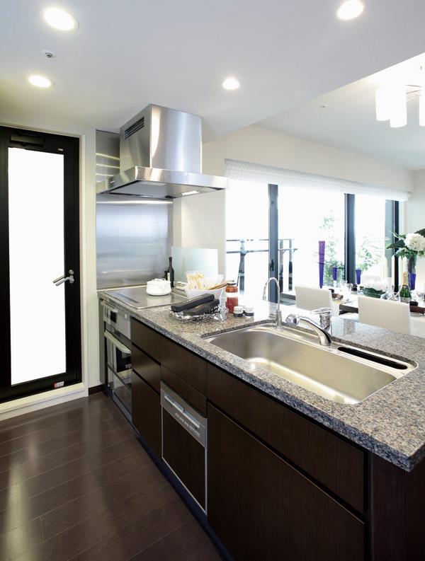 Kitchen.  [Functional kitchen] Disposer and dishwasher, It comes standard with the early high-quality equipment the IH cooking heater. (Equipment, etc. will vary depending on the type)