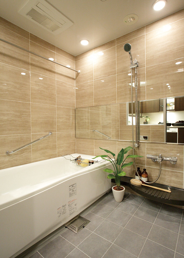 Bathing-wash room.  [Spacious bathroom] Relax both physically and mentally. TES hot-water bathroom dryer is equipped with, It is also effective for drying the mold prevention and clothing.