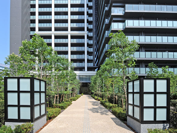 Shared facilities.  [Luxury to enjoy the garden in the city] Greeting exchange with people who pass each other in the path. Transitory of vaguely feel season. Aldo that value which is not visible is to enrich the mind ・ Rossi of spirit is not only building, It also exerts to create atmosphere of its surroundings. (appearance)