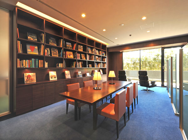Shared facilities.  [Library that can be alone and enjoy the quiet time] Library which is partitioned between a large wooden bookcase. In calm space is simple, One for the individual. Available, such as in reading and examining stuff. Among the relaxation different from the home, Please enjoy the quiet times.